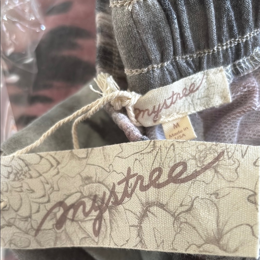 NWT Mystree Gray and Pink Floral Top - Picture 3 of 3